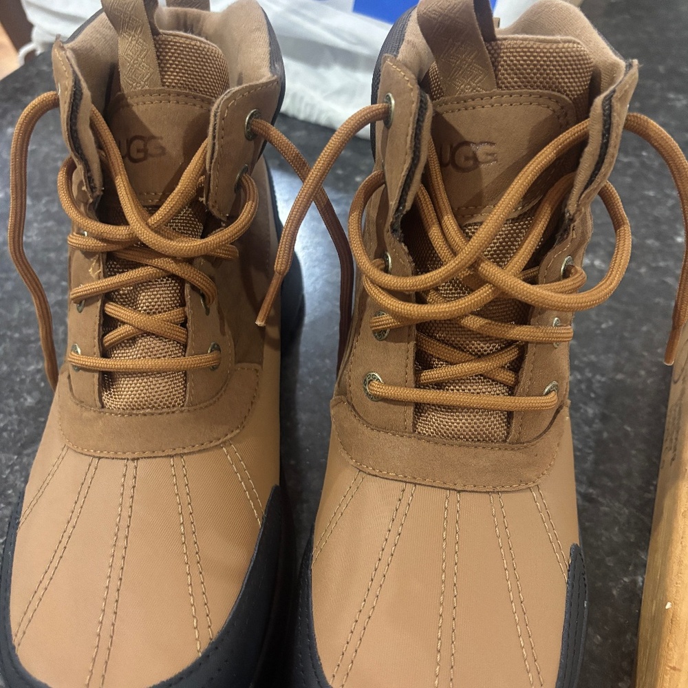 Men’s UGG Boots New In Box Size 11